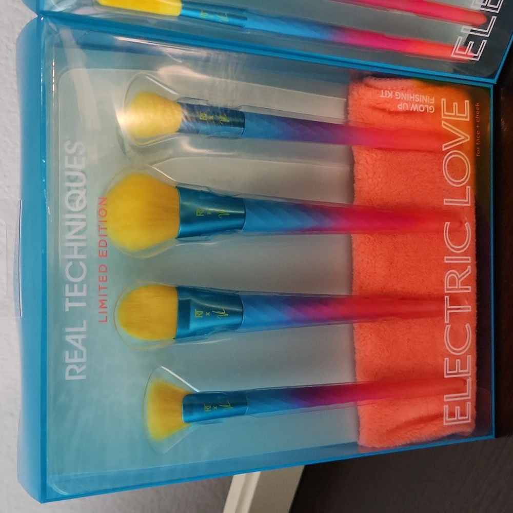 Real Techniques 4 brush Limited Edition set Electric Love Rainbow